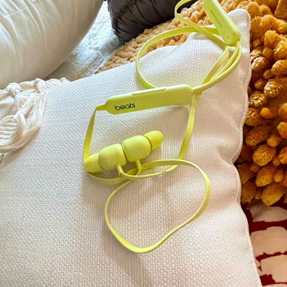 Beats Flex Wireless. Bright yellow.